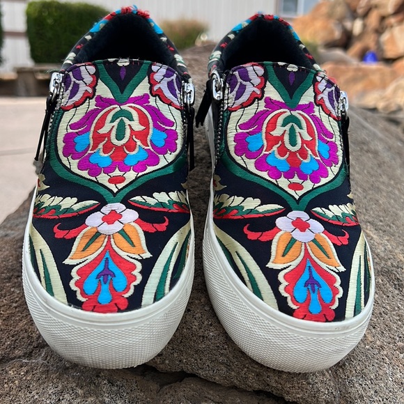 Steve Madden Embroidered Shoes Size 5.5 - Picture 2 of 5